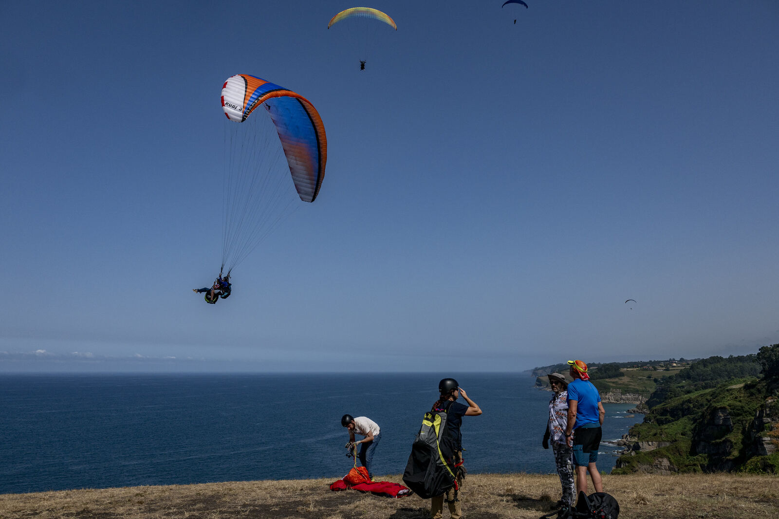 Multiple paragliders